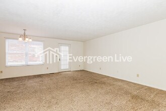 8615 Baton Rouge Dr in Huber Heights, OH - Building Photo - Building Photo