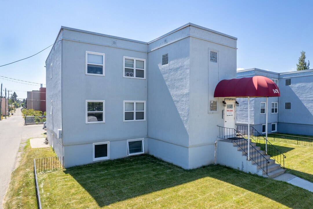 1613 34 Av SW in Calgary, AB - Building Photo