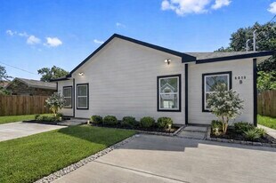 6010 Bobby Burns St in Houston, TX - Building Photo