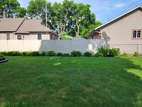 626 W King St, Unit Lower in Winona, MN - Foto de edificio - Building Photo