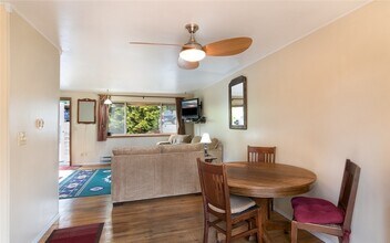 18401 73rd Ave W, Unit 1 in Edmonds, WA - Foto de edificio - Building Photo