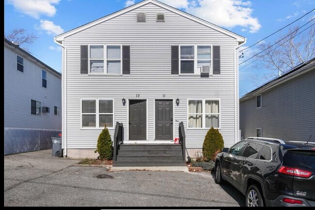 13 Dosco Dr, Unit 2 bedroom duplex in Providence, RI - Building Photo - Building Photo