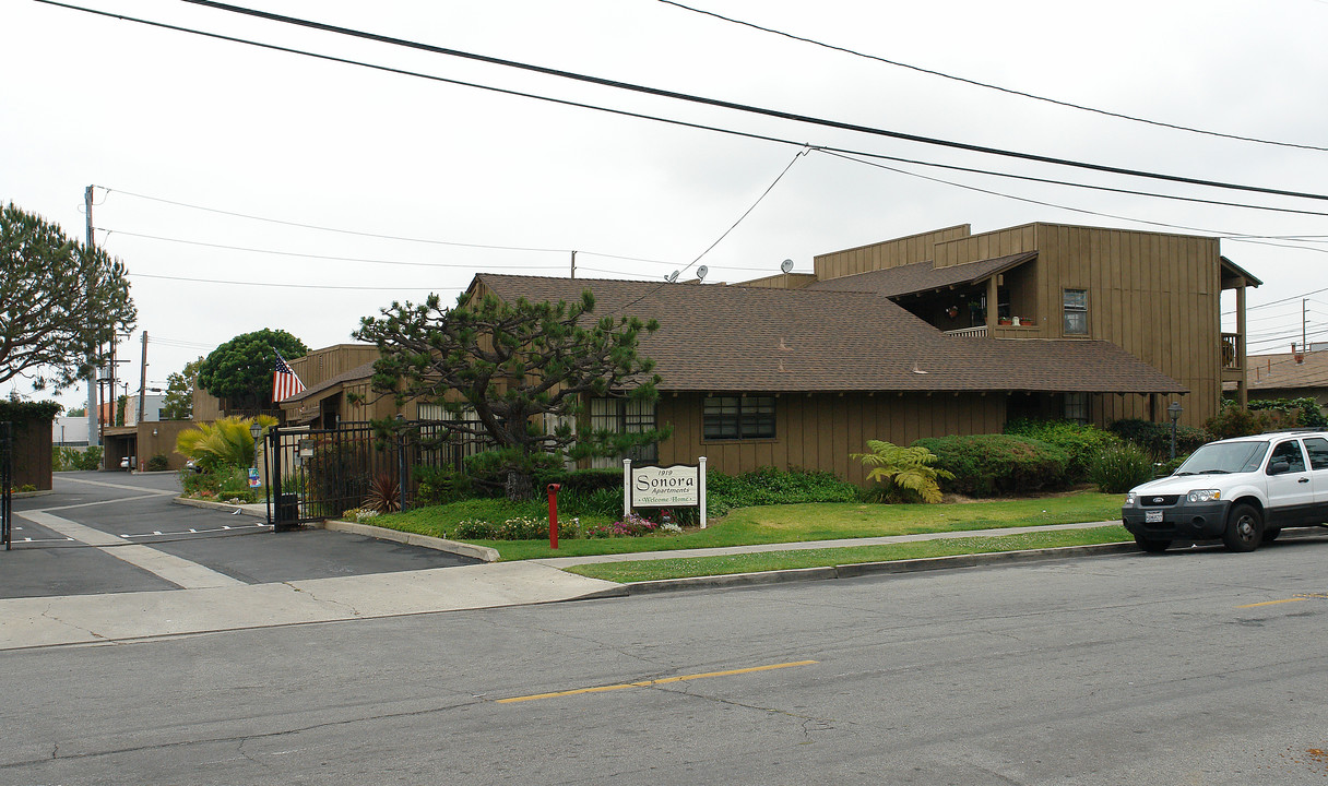 Sonora Apartments in Costa Mesa, CA - Building Photo