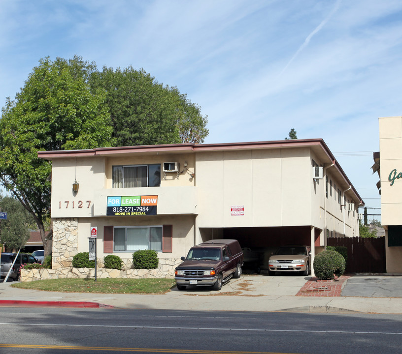 17127 Chatsworth St in Granada Hills, CA - Foto de edificio