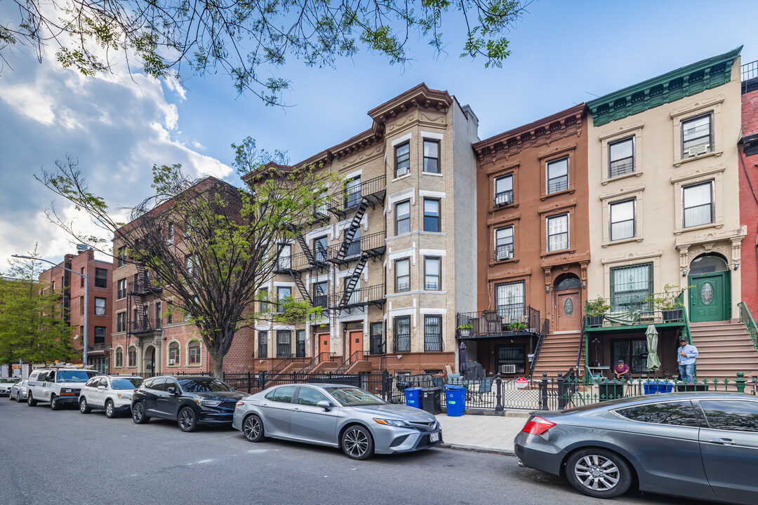 261 Quincy Street in Brooklyn, NY - Building Photo