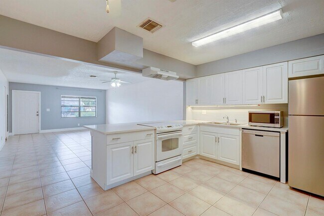 3929 Kenas St in West Palm Beach, FL - Building Photo - Building Photo