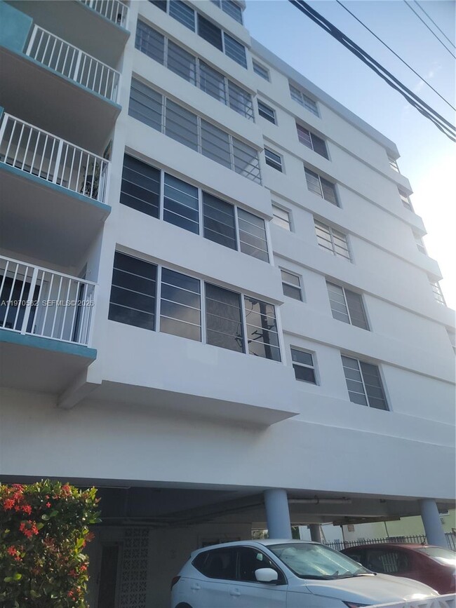 8000 Harding Ave in Miami Beach, FL - Building Photo - Building Photo
