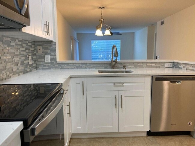 1885 Palm Cove Blvd in Delray Beach, FL - Foto de edificio - Building Photo