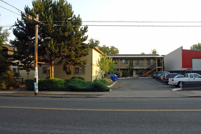 2703-2723 SE Division St in Portland, OR - Foto de edificio - Building Photo