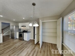 988 Winding Down Way in Grayson, GA - Foto de edificio - Building Photo