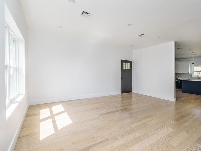 6 Lee Gray Ct in Glen Cove, NY - Foto de edificio - Building Photo