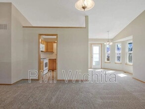 812 S Red Oaks Cir in Wichita, KS - Building Photo - Building Photo