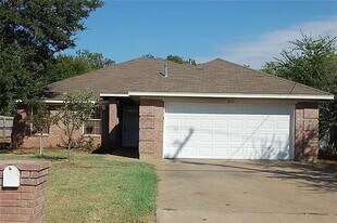 1202 Spell Ave in Cleburne, TX - Building Photo