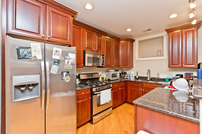 property at 2414 W Moffat St