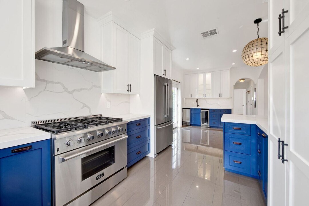 552 N Madison Ave in Los Angeles, CA - Building Photo