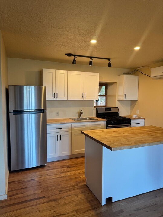 53 Sandia Haven Dr in Cedar Crest, NM - Building Photo