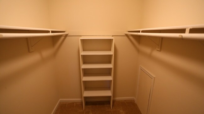 Roosevelt Towers in Falls Church, VA - Foto de edificio - Interior Photo