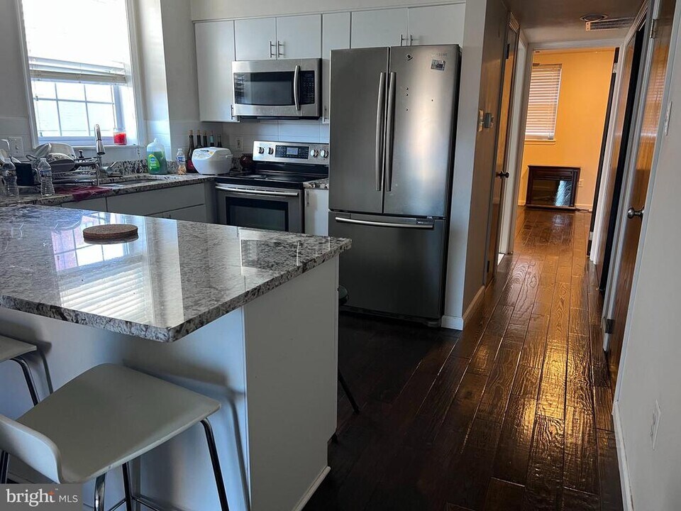 1012 S 11th St in Philadelphia, PA - Building Photo