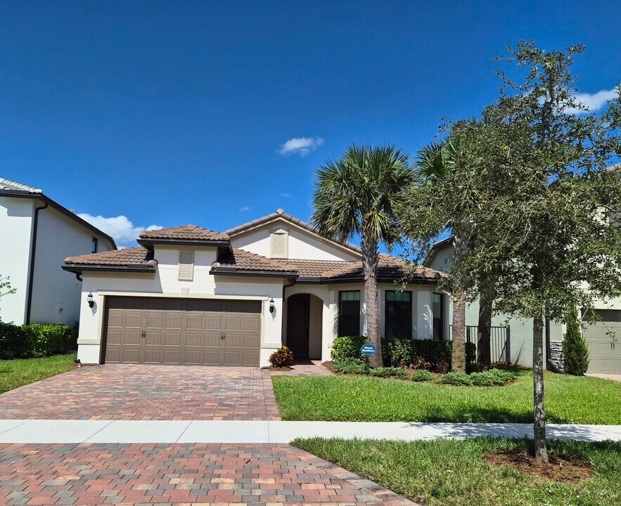8295 Vaulting Dr in Greenacres, FL - Building Photo