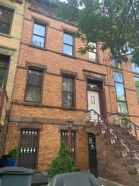 119 Woodbine St in Brooklyn, NY - Building Photo