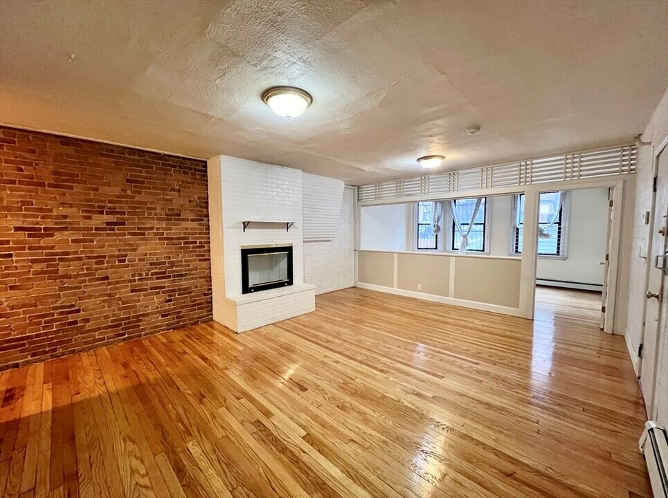 337 Beacon St, Unit 1 in Boston, MA - Building Photo