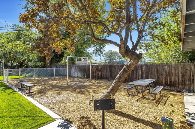 Townhouse Court in Salt Lake City, UT - Building Photo - Building Photo