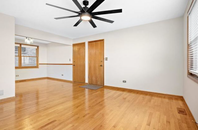7411 N Claremont Ave in Chicago, IL - Building Photo - Building Photo