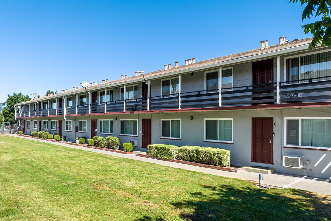 Country Club Apartments in Sacramento, CA - Building Photo