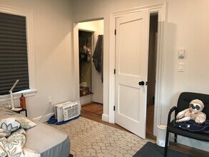 21 Renfrew St, Unit 21-1 in Medford, MA - Foto de edificio - Building Photo