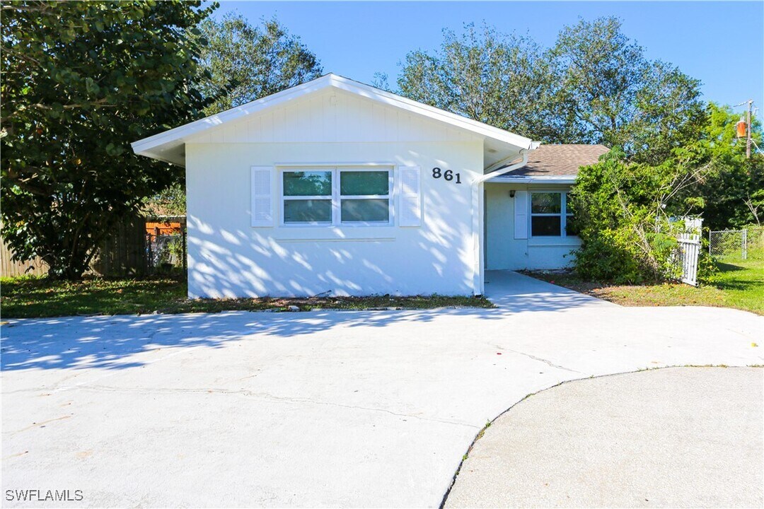861 San Remo Ave in Naples, FL - Building Photo