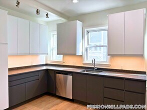 94 Hillside St, Unit 2 in Boston, MA - Building Photo - Building Photo