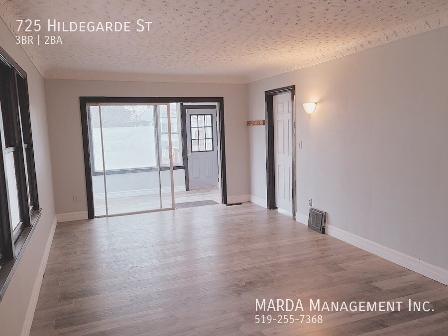 725 Hildegarde St in Windsor, ON - Building Photo