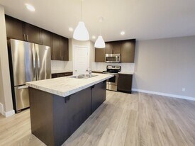 1606-164A 164A St SW in Edmonton, AB - Building Photo