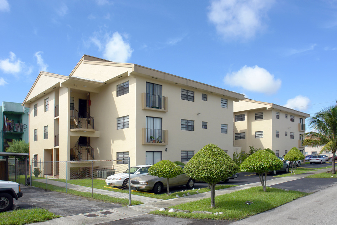 1490 W 42nd Pl in Hialeah, FL - Building Photo