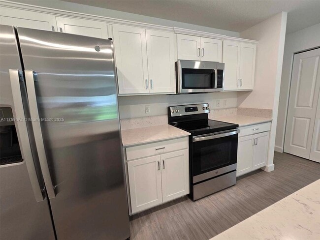 6001 Woods Edge Cir in Riviera Beach, FL - Building Photo - Building Photo