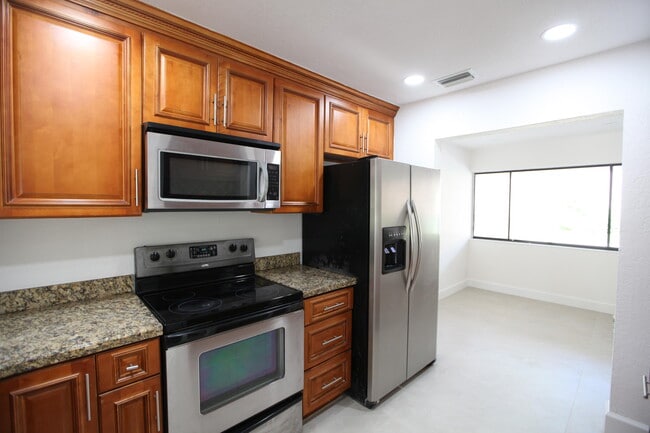 1619 Cypress Pointe Dr in Coral Springs, FL - Building Photo - Building Photo