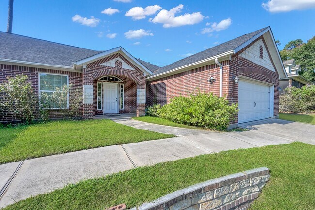 157 April Waters Dr W in Montgomery, TX - Building Photo - Building Photo