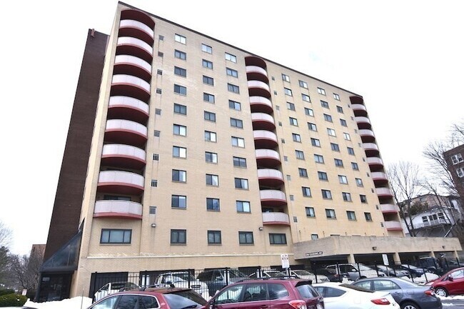 2500 Mystic Valley Pkwy in Medford, MA - Building Photo - Building Photo