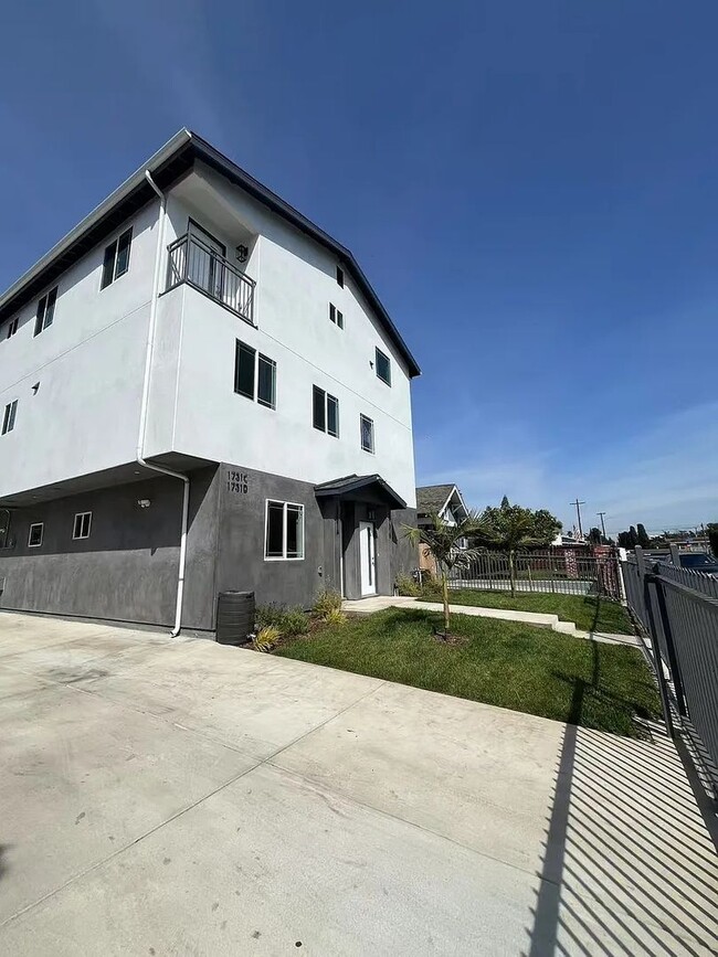 1731 E 68th St in Los Angeles, CA - Building Photo - Building Photo