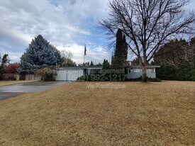 7528 W Umatilla Ave in Kennewick, WA - Building Photo