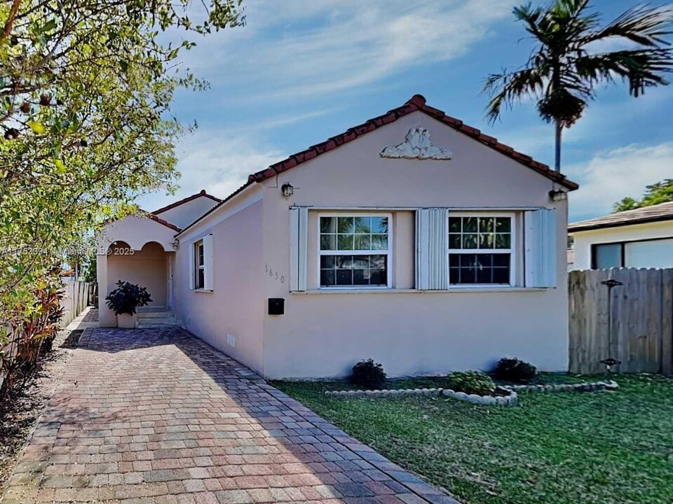 1630 Van Buren St in Hollywood, FL - Building Photo