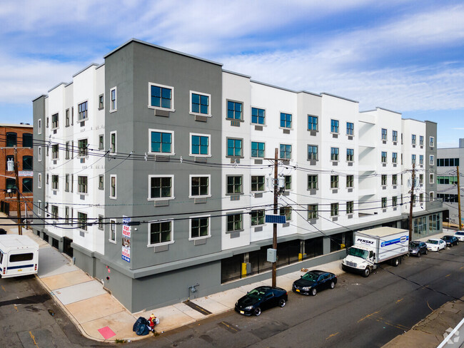 81 Levine St in Paterson, NJ - Building Photo - Primary Photo