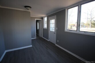 361 June Ave in Riverhead, NY - Foto de edificio - Building Photo