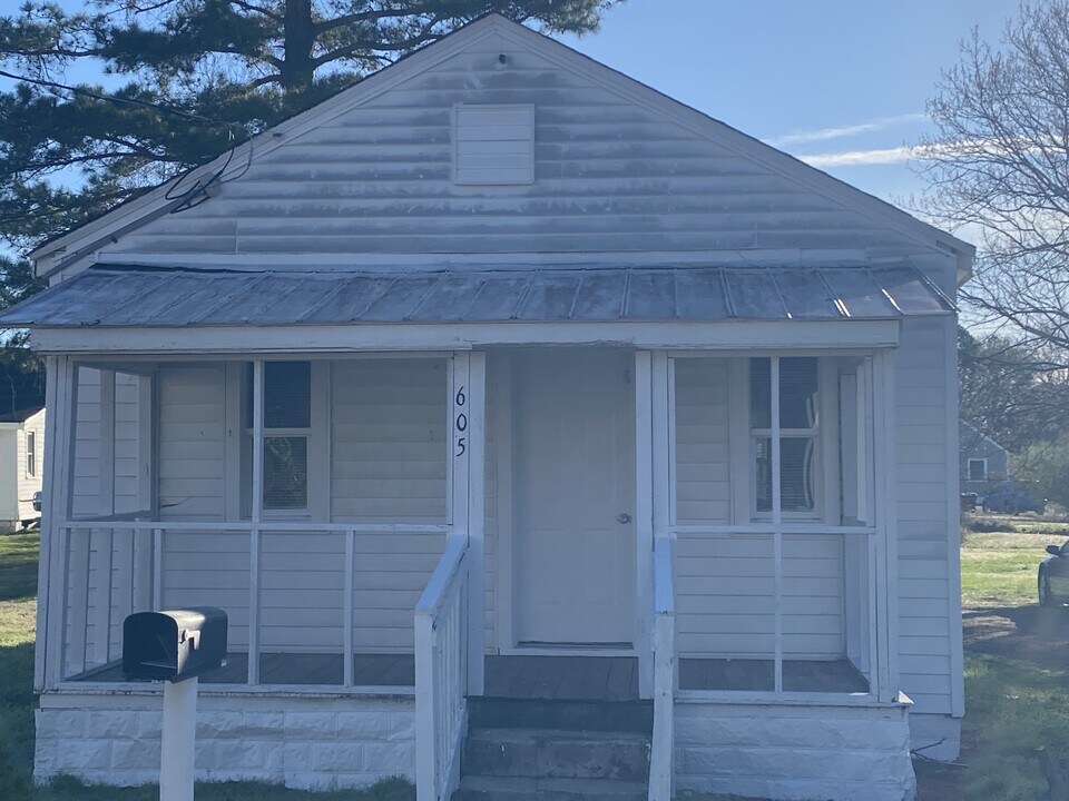605 Oak St in Franklin, VA - Building Photo