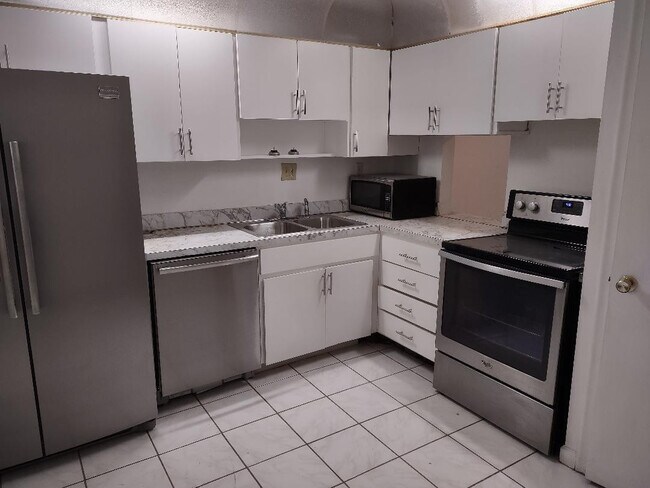 2060 NW 48th Terrace in Lauderhill, FL - Foto de edificio - Building Photo