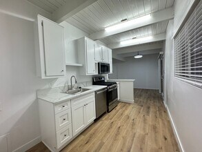 14410 Valerio St in Van Nuys, CA - Foto de edificio - Building Photo