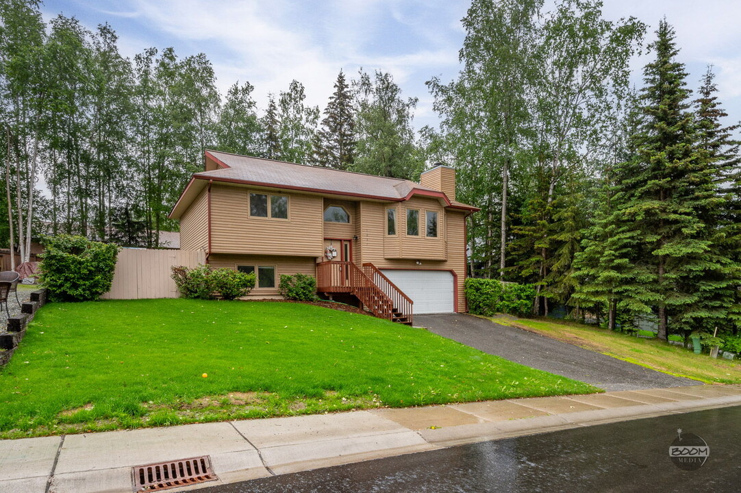 9237 W Parkview Terrace Loop in Anchorage, AK - Foto de edificio