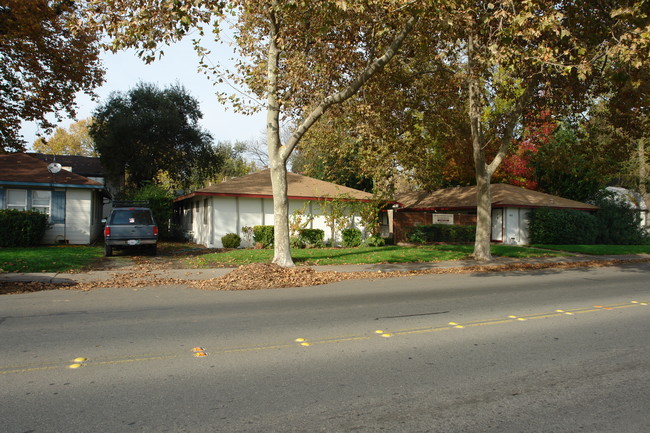 420 W Sacramento Ave in Chico, CA - Foto de edificio - Building Photo