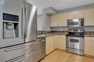 609 E Sheridan St in Dania Beach, FL - Building Photo
