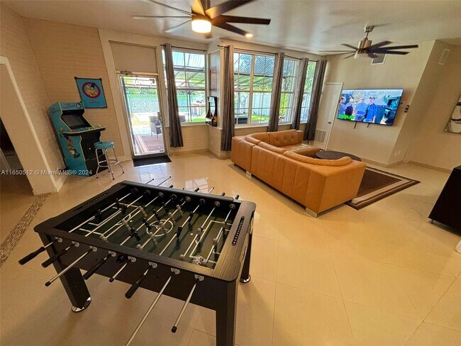 631 SW 11th Ave in Hallandale Beach, FL - Foto de edificio - Building Photo